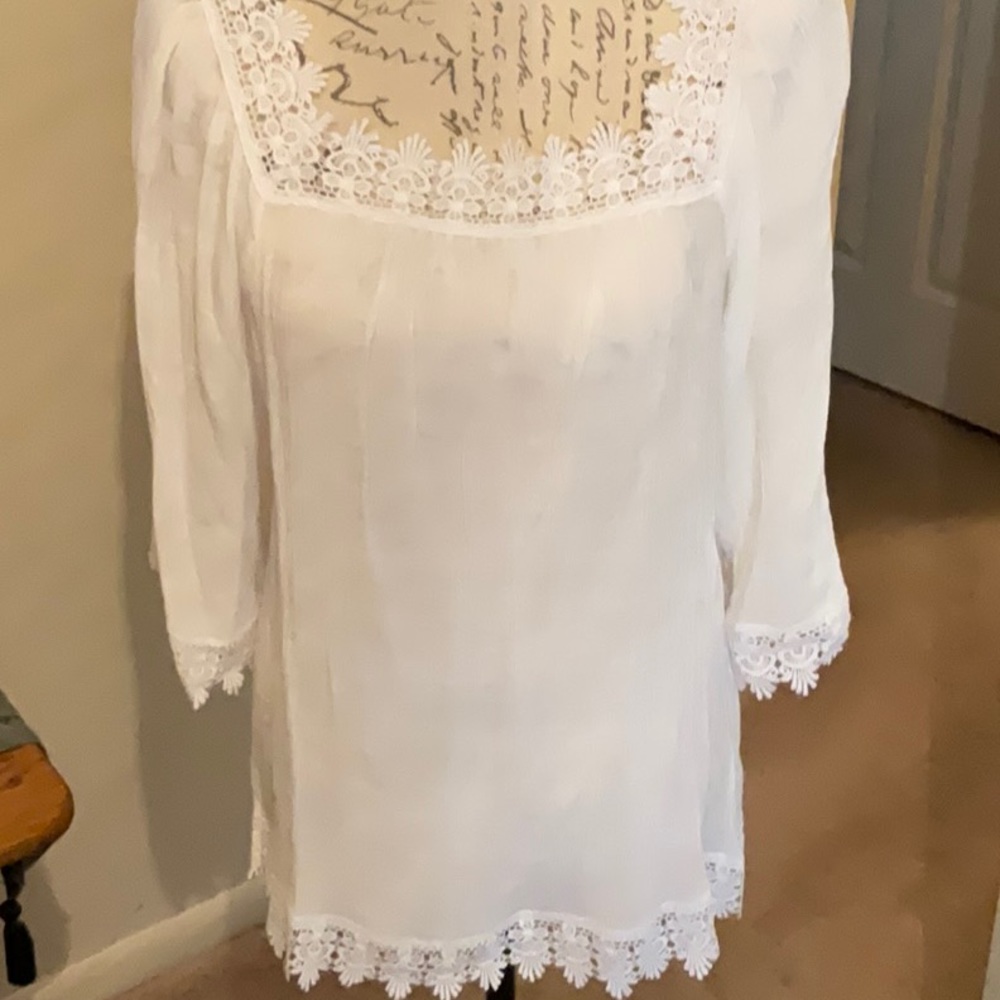 New Directions brand.  White top. Cute detail sz L. P to P 20”.